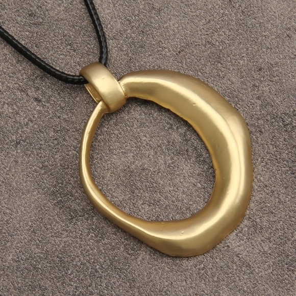 Elegant Gold-Tone Pendant Necklace - Picture 4 of 5